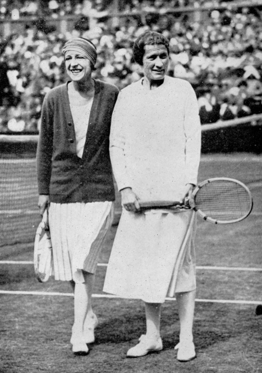 Suzanne Lenglenová odešla a Elizabeth Ryanová před jejich posledním zápasem ve dvouhře ve Wimbledonu v roce 1925 od Unbekannt