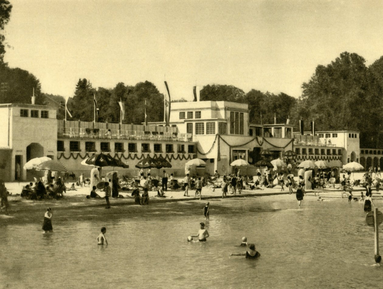 Koupání v jezeře Traunsee, Gmunden, Horní Rakousko, c1935. od Unbekannt