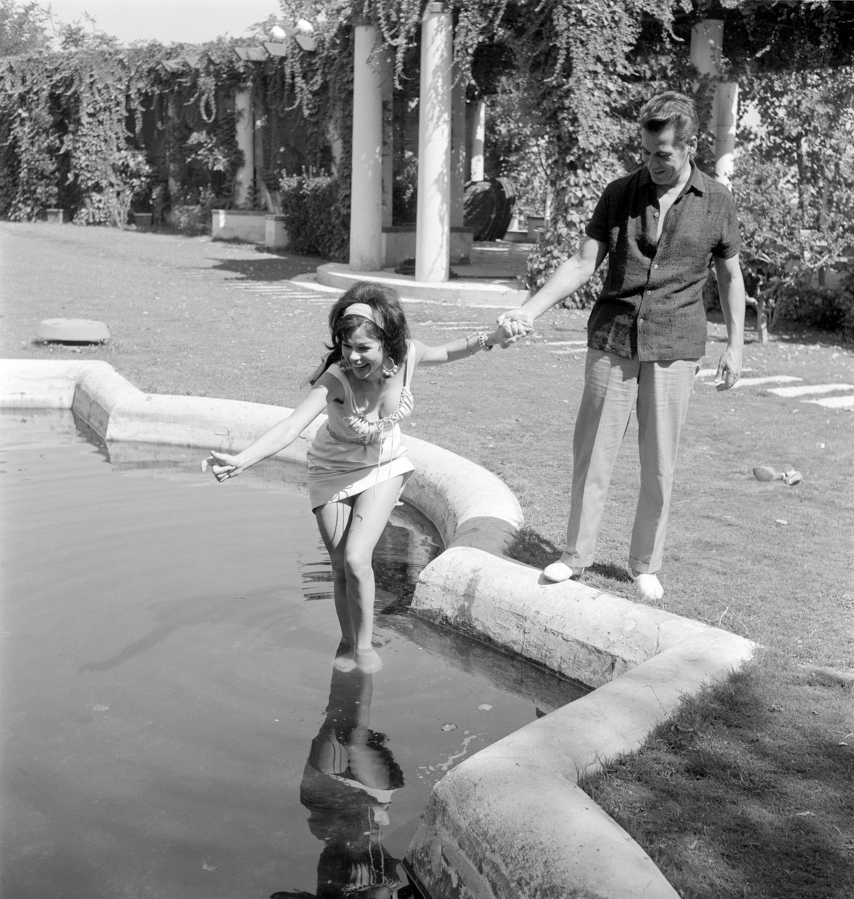 Herečka LAYA RAKI S HERCEM RONEM RANDELLEM NA BENÁTSKÉM LIDO - 1961 od Unbekannt