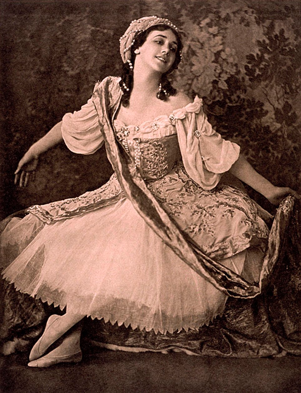 Tamara Karsavina, ruská balerína, v baletu Nikolaje Tcherepninse Le Pavillon dArmide, 1913 od Unbekannt