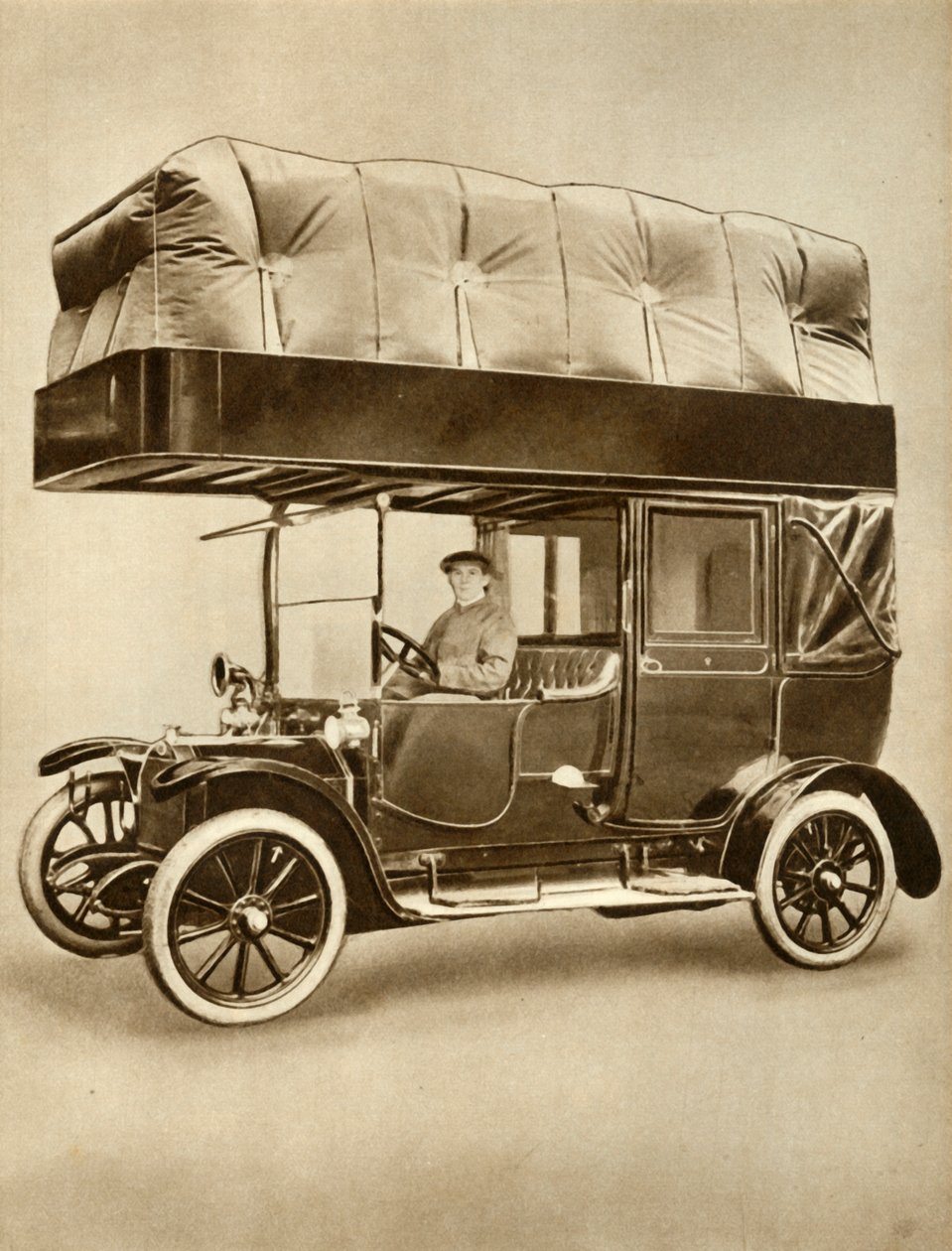 Kabina taxi s plynovým vakem na speciálně vybavené střeše, 1914-1918, 1935. od Unbekannt