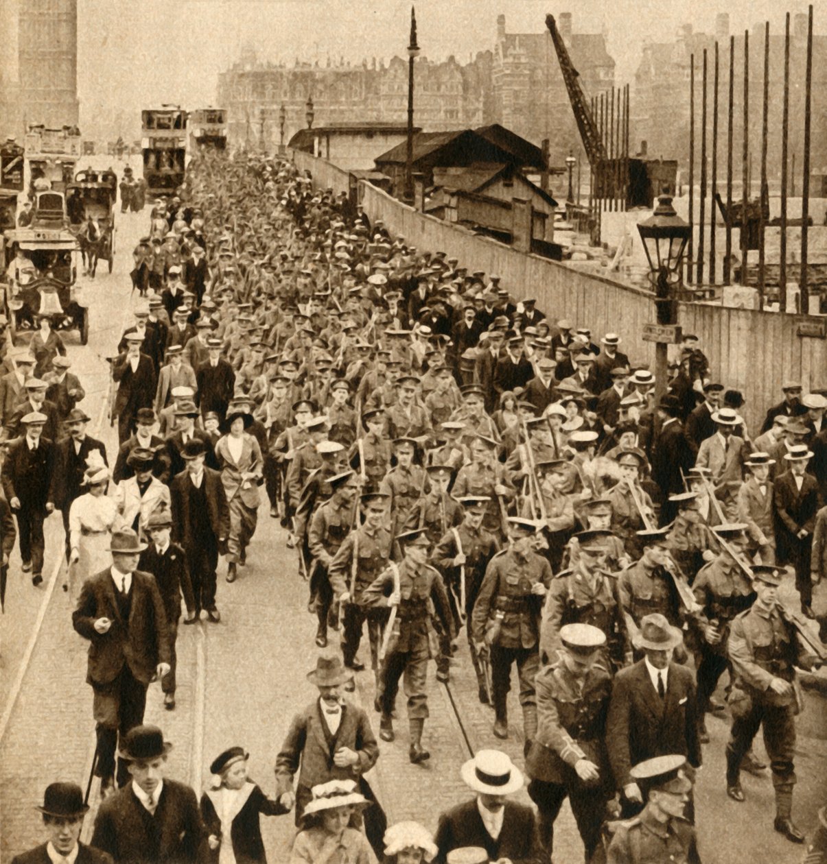 Území z letního tábora - teriéři snadno pochodovali přes Westminsterský most, 1914-1918, 1933. od Unbekannt