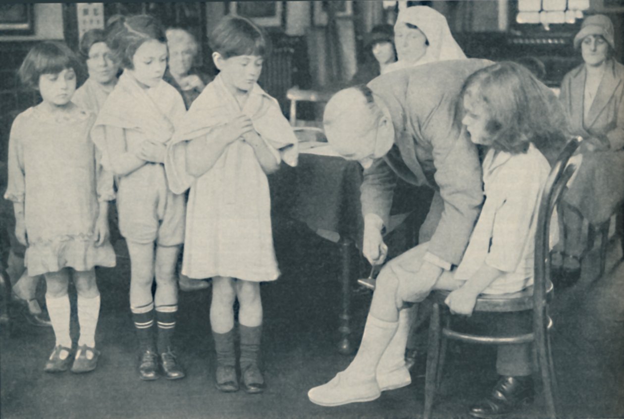 Testování reflexu čéšky pro indikaci nervového onemocnění, c1935 od Unbekannt
