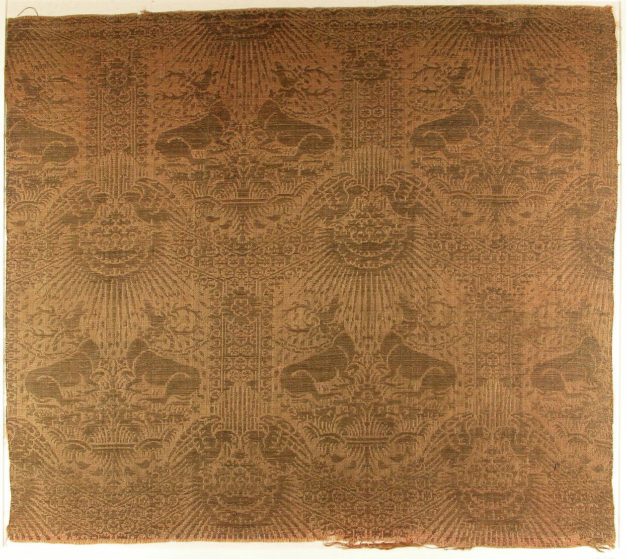 Textilní fragment s ležícími jeleny, orly, mraky a slunečními paprsky, italština, 90. léta 14. století. od Unbekannt