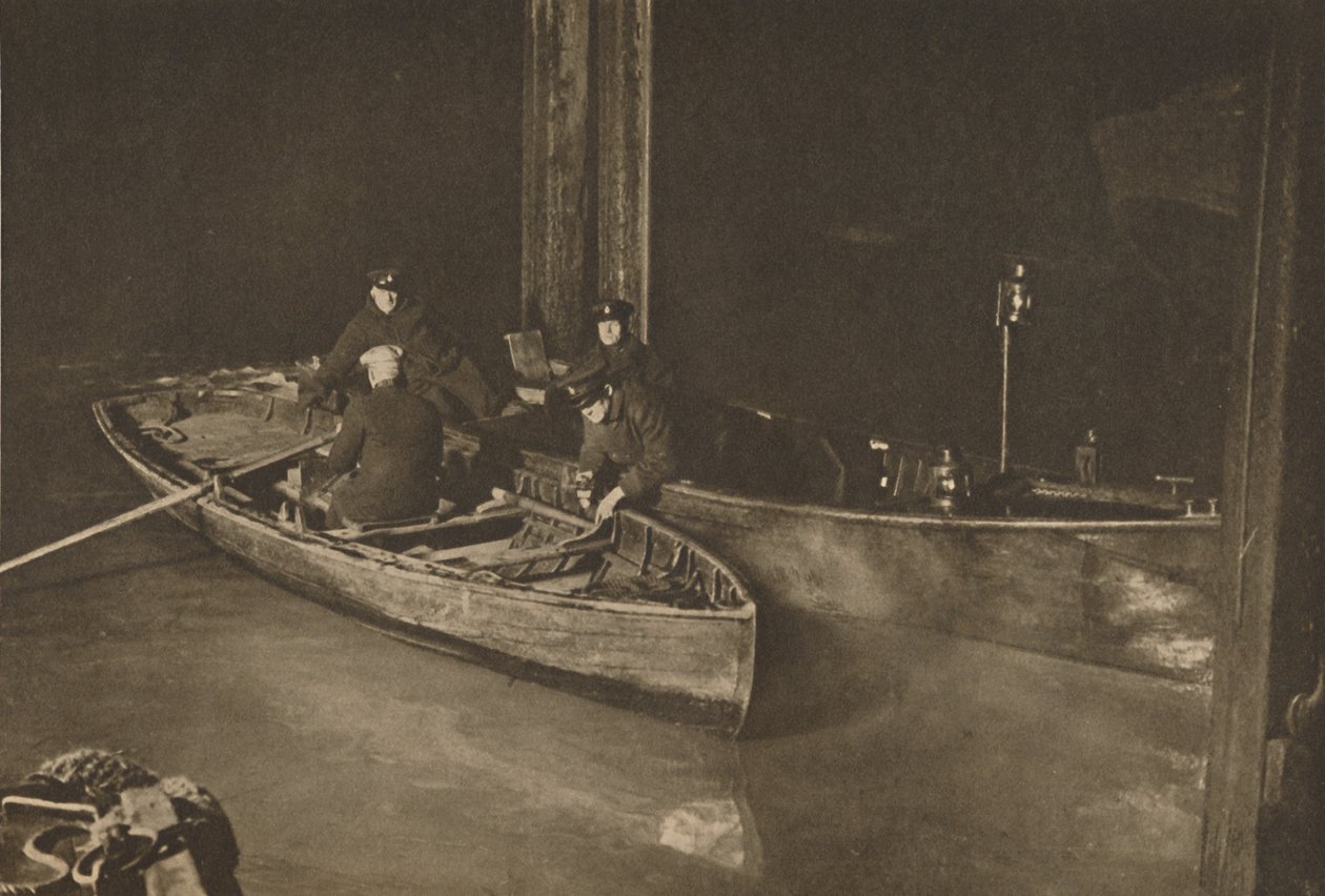 Temžská policie na noční hlídce, která hlídá bezpečí řeky, c1935. od Unbekannt