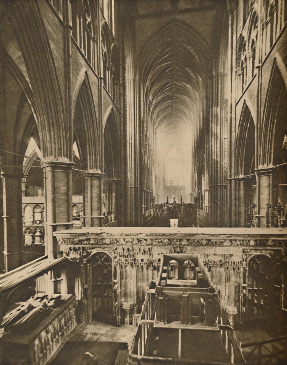 The Abbeys Grand Interior: Looking West from the Chapel of the Confessor, c1935. od Unbekannt