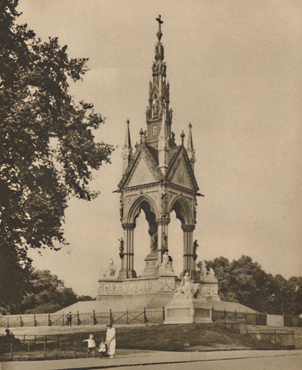 Albert Memorial Challenges Climate and Criticism, c1935. od Unbekannt