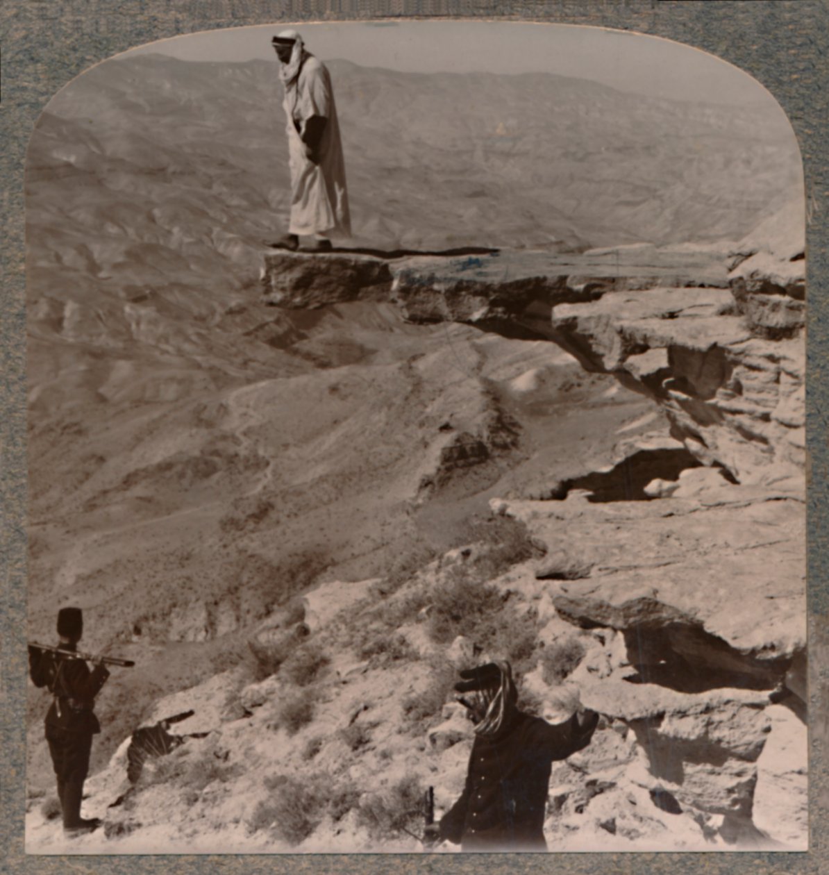 Arno. Dragoman stojící na skále, c1900 od Unbekannt