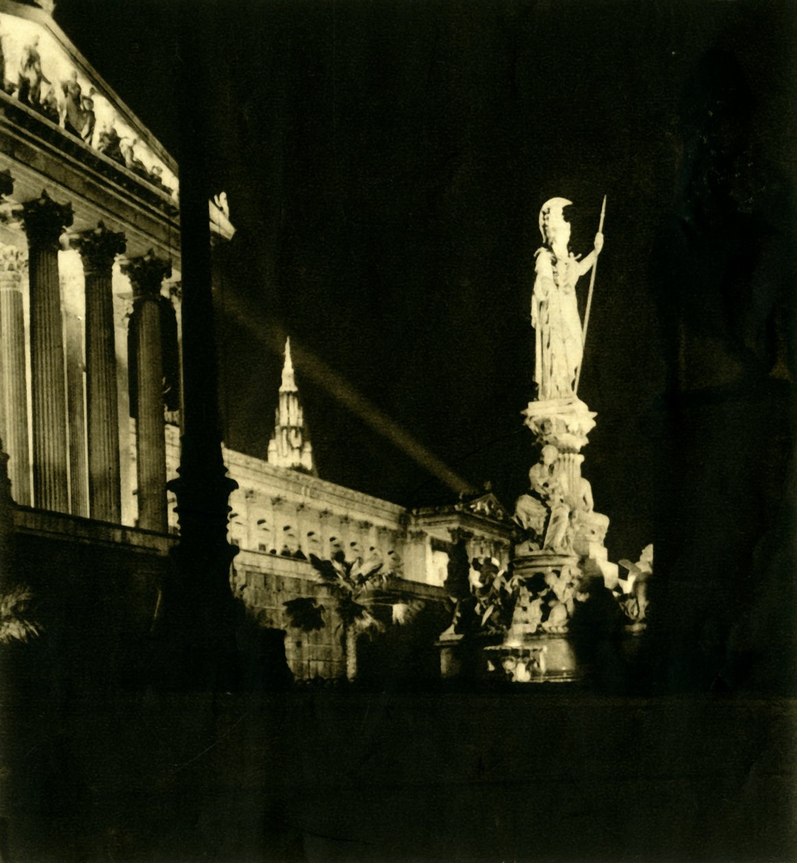 Budova rakouského parlamentu v noci, Vídeň, Rakousko, c1935. od Unbekannt