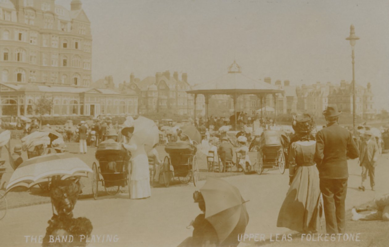 The Band Playing - Upper Leas, Folkestone, konec 19.-začátek 20. století od Unbekannt