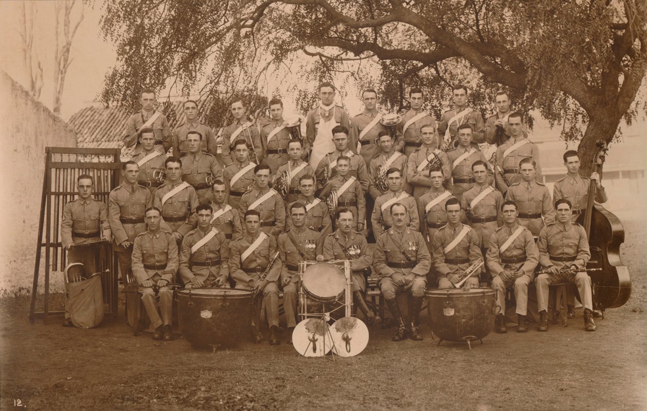 The Battalion Band of the First Battalion, The Queens Own Royal West Kent Regiment. Poona, Indie, 1 od Unbekannt