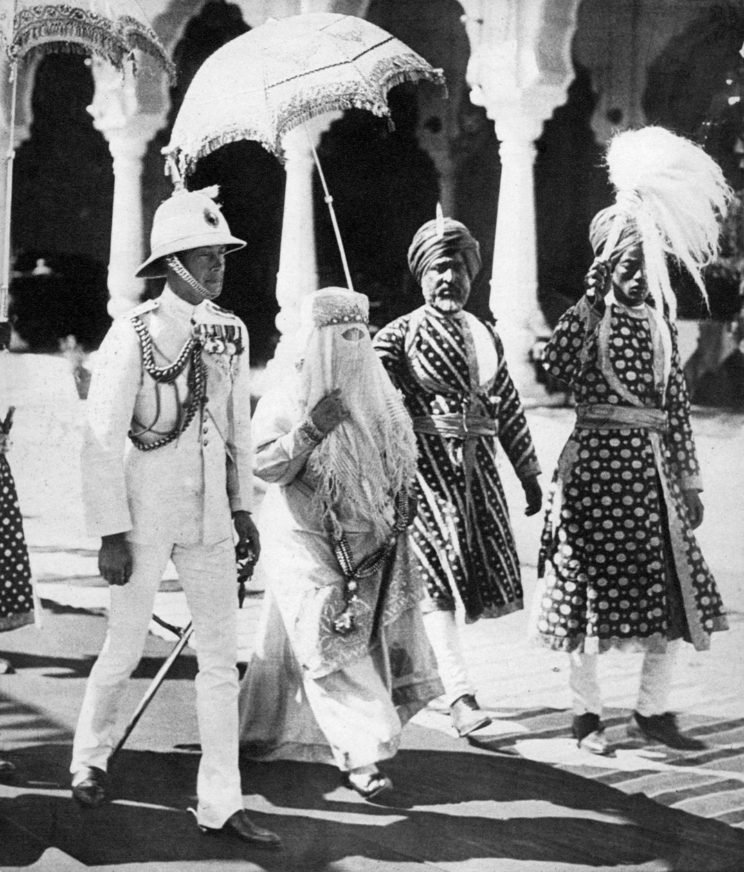 Begum of Bhopal doprovází prince z Walesu do Durbar Hall, Indie, 1921 od Unbekannt