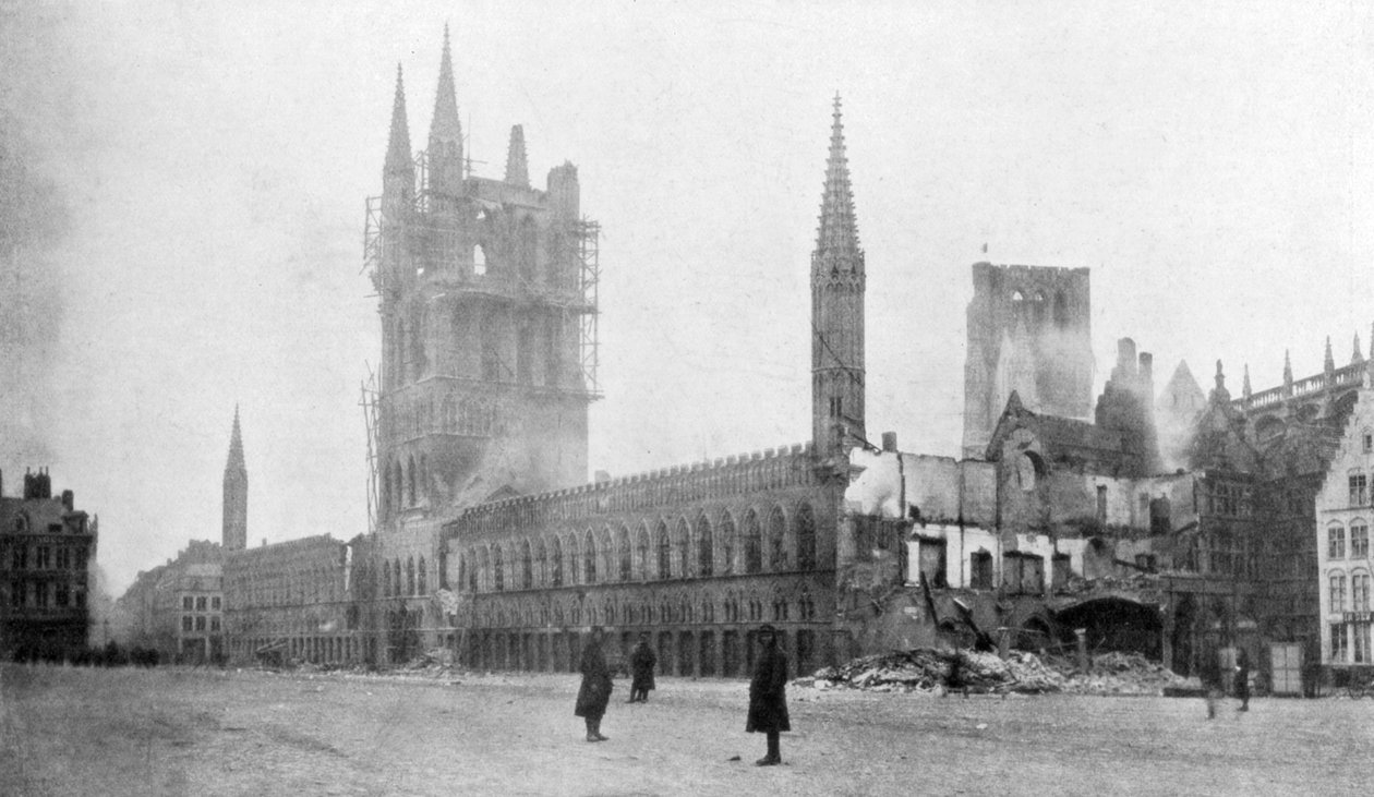 The Belfry and Cloth Hall of Ypres, Belgie, 24. listopadu 1914 od Unbekannt