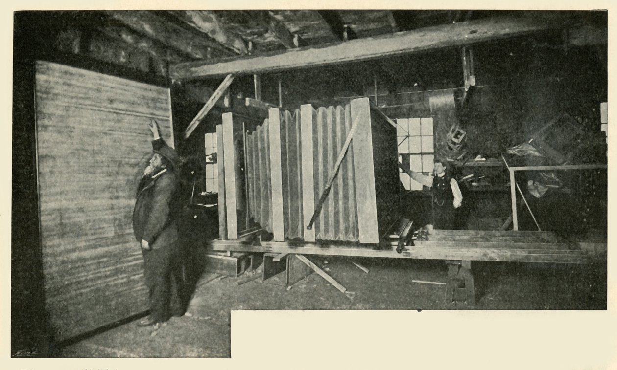 Kamera v dílně – ukazuje velikost držáku talíře, 1901. od Unbekannt