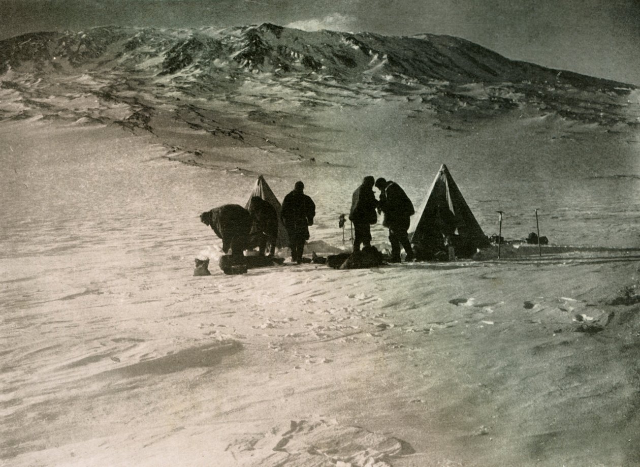 The Camp 7000 Feet Up Mount Erebus, 1908, 1909 od Unbekannt