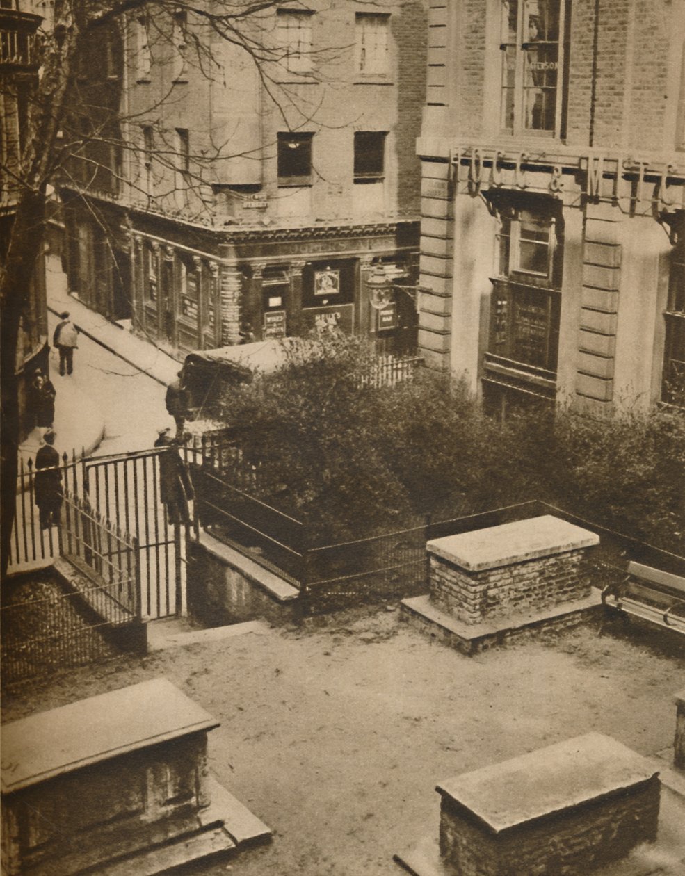 The Coopers Arms z hřbitova St. Olaves, Silver Street, c1935. od Unbekannt