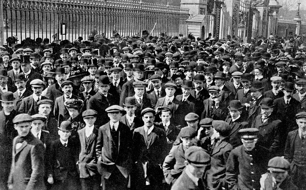 The Crowds mimo Buckinghamský palác, A Nations Apprehension, 1910 od Unbekannt