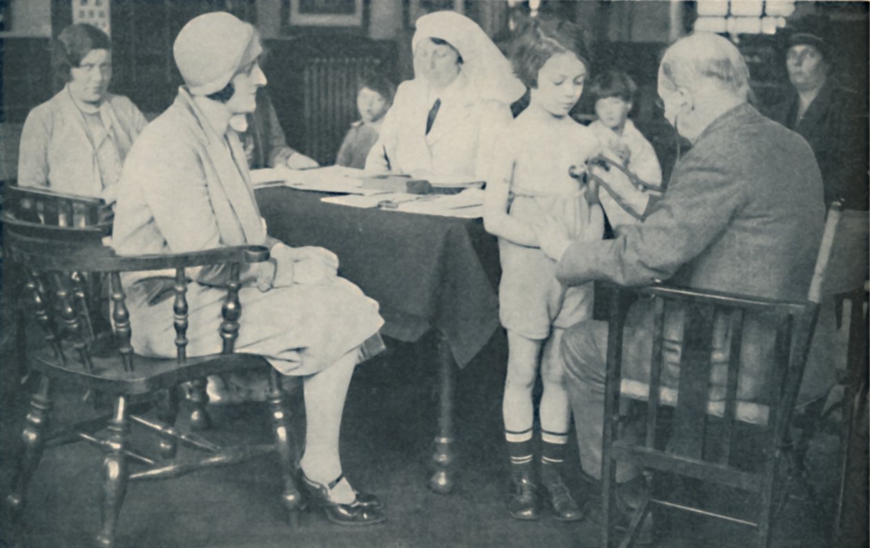 Doktor poslouchá tlukot srdce dítěte, c1935 od Unbekannt