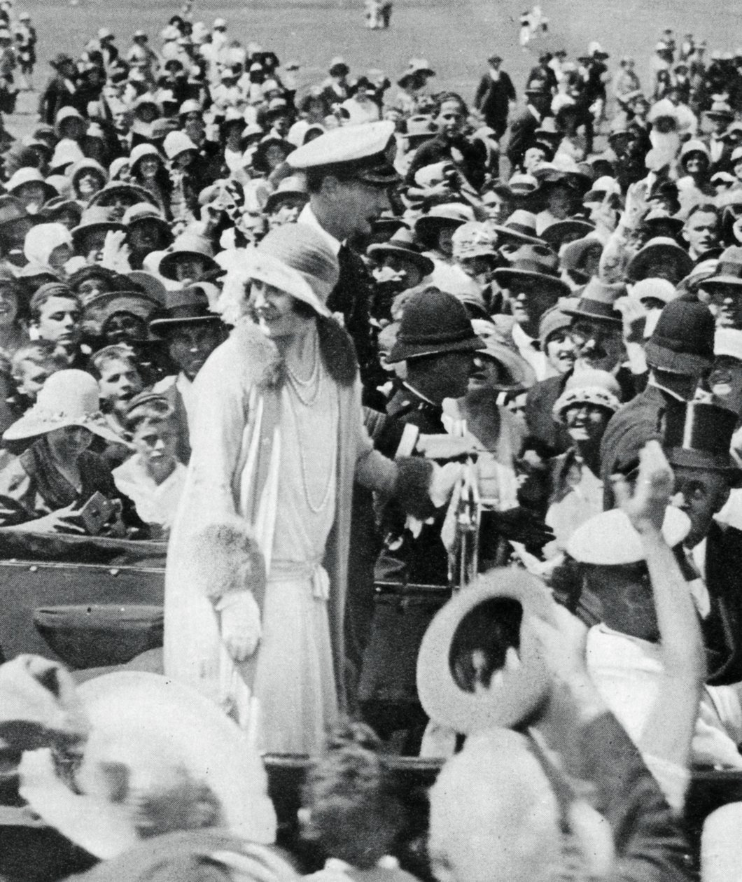Vévoda a vévodkyně obklíčeni davy v Aucklandu, 1927, 1937 od Unbekannt