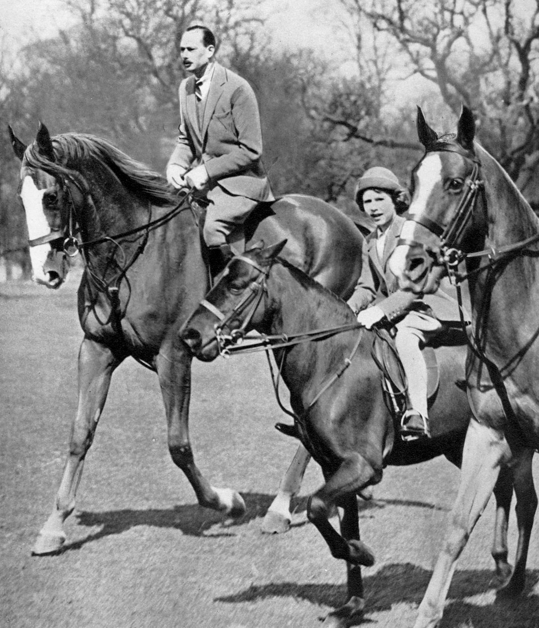 Vévoda z Gloucesteru na koni s princeznou Alžbětou ve Windsor Great Park, c1936 od Unbekannt