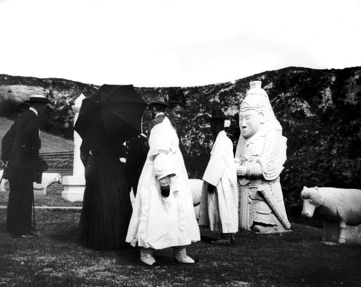 Japonský císař na návštěvě hrobky, Korea, 1900 od Unbekannt