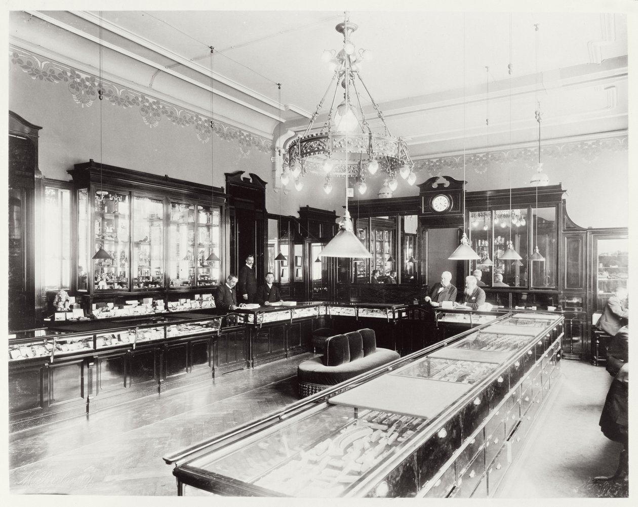 The Faberge Emporium (černobílá fotografie) od Unbekannt