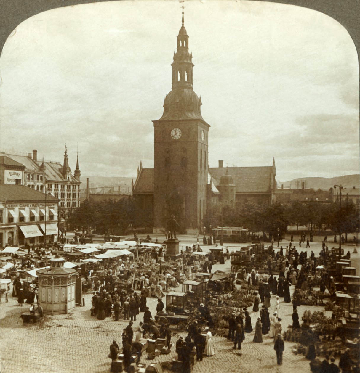 Velký trh kolem sochy Christian IV, Christiania, Norsko, c1905. od Unbekannt
