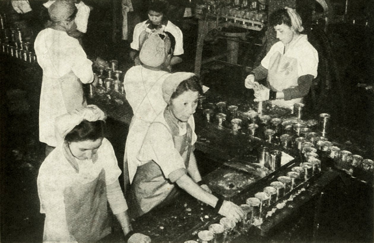 Velký lososový průmysl - indické dívky pracující v konzervárenském oddělení, c1948. od Unbekannt
