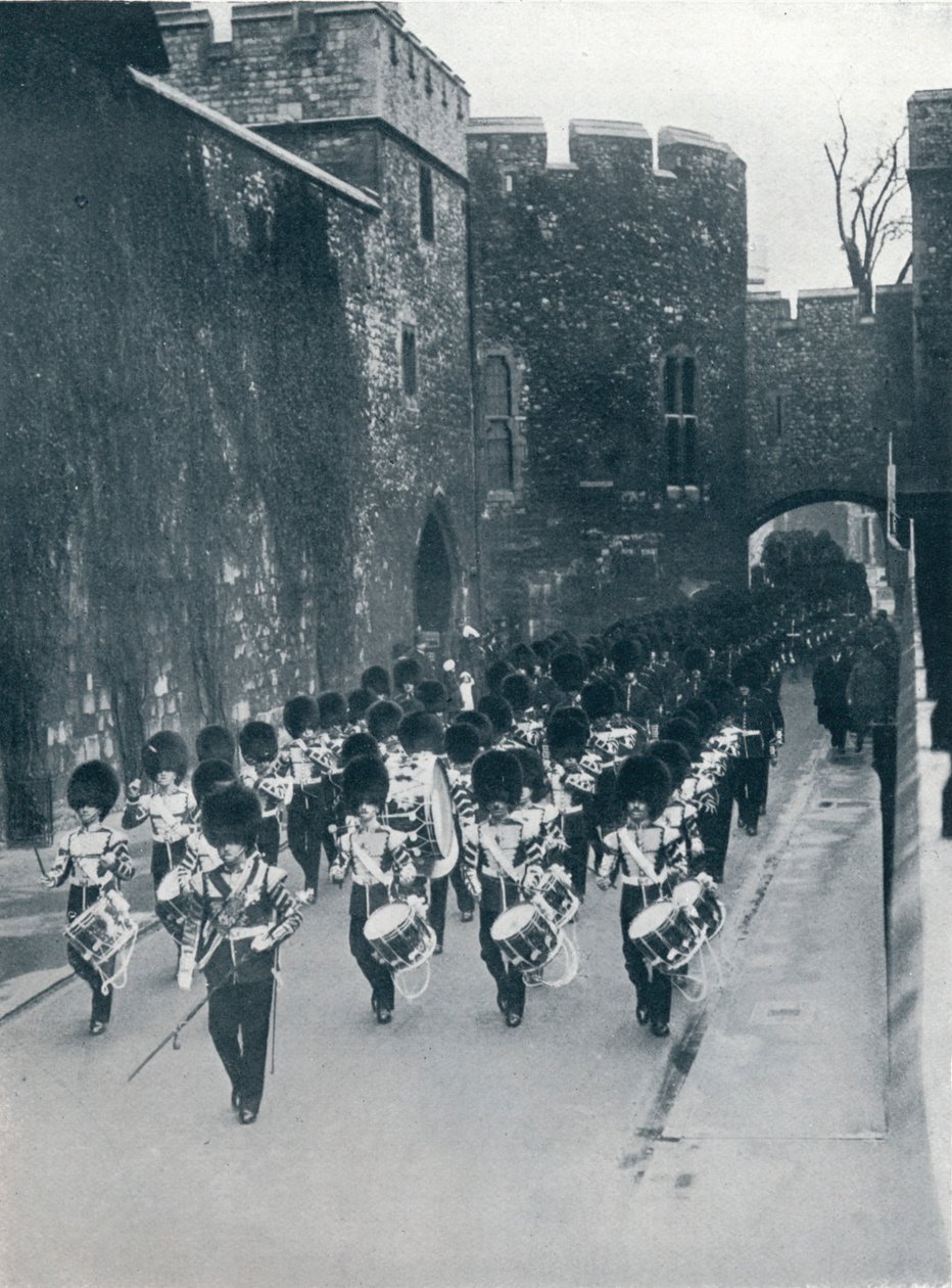 Stráže opouštějící Tower of London, c1914 od Unbekannt
