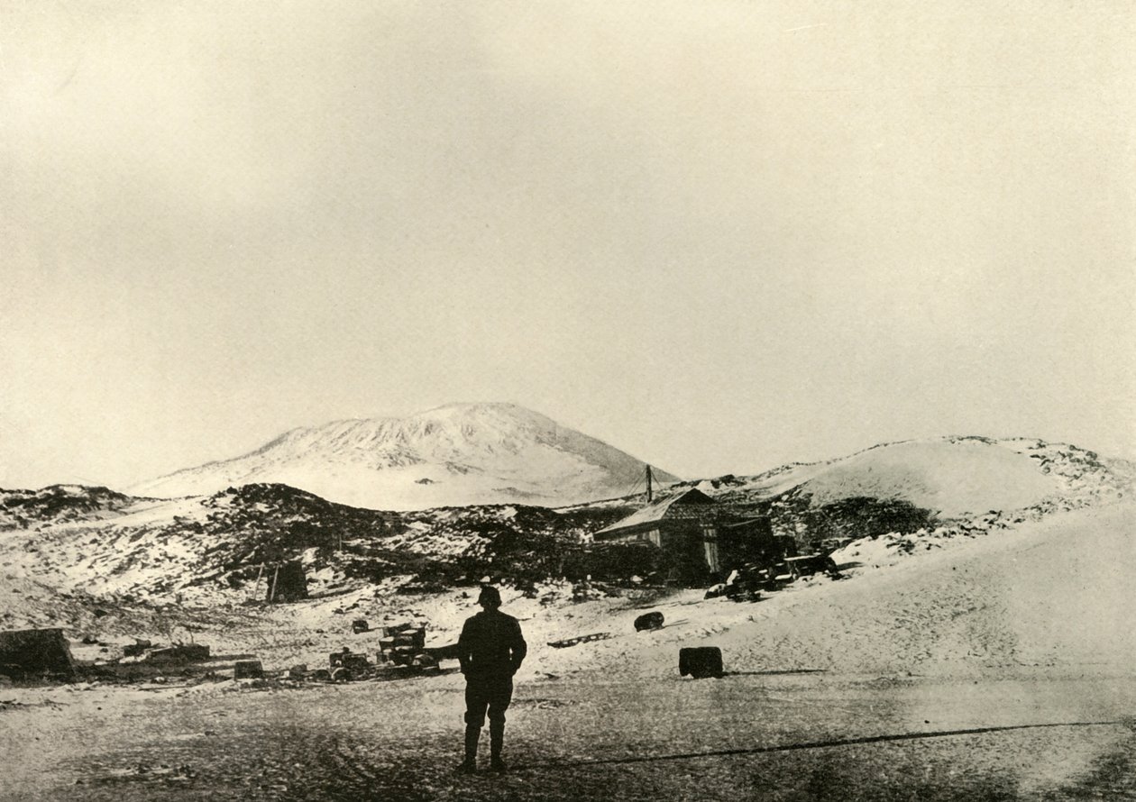 Chata s horou Erebus v pozadí, na podzim, 1908, 1909. od Unbekannt