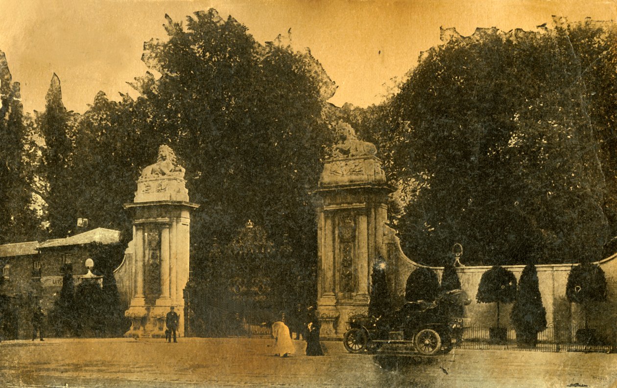 The Lion Gates, Hampton Court, Londýn, 1910. od Unbekannt