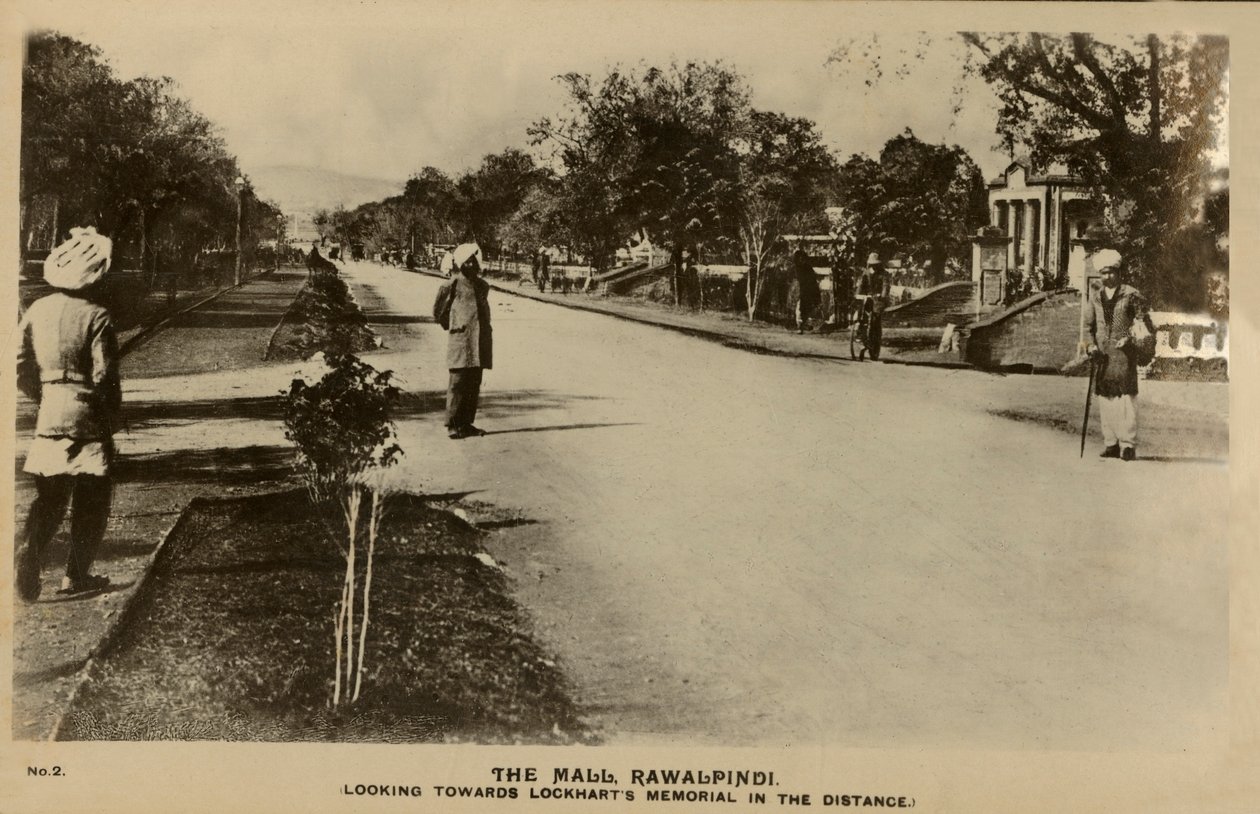 The Mall, Rawalpindi - K Lockhartsově památníku v dálce, c1918-c1939. od Unbekannt