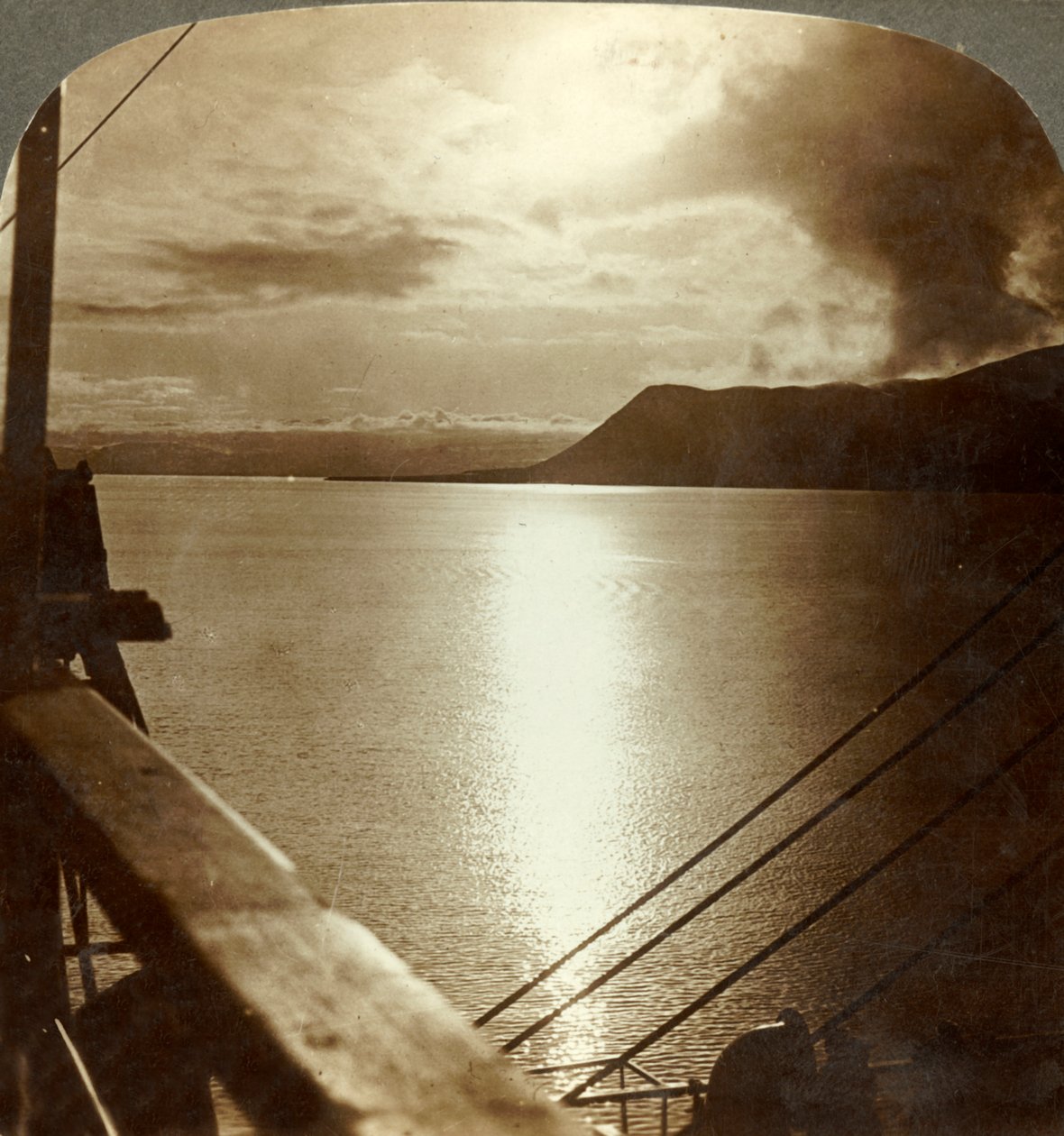 Půlnoční slunce v červenci nad útesy Spitzbergen a Severního ledového oceánu, c1905. od Unbekannt