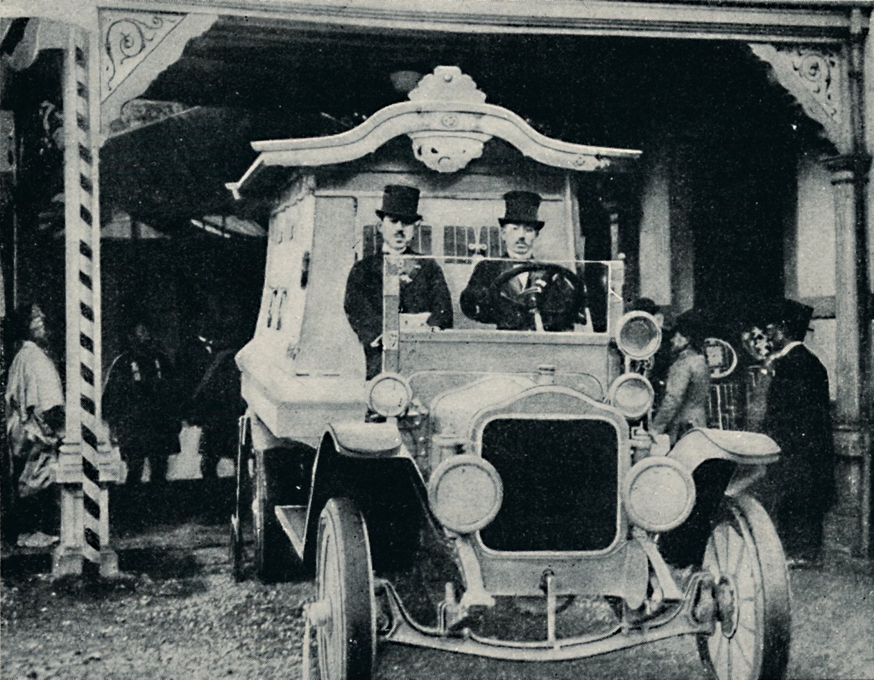Motorový pohřební vůz v orientálních šatech, c1935 od Unbekannt