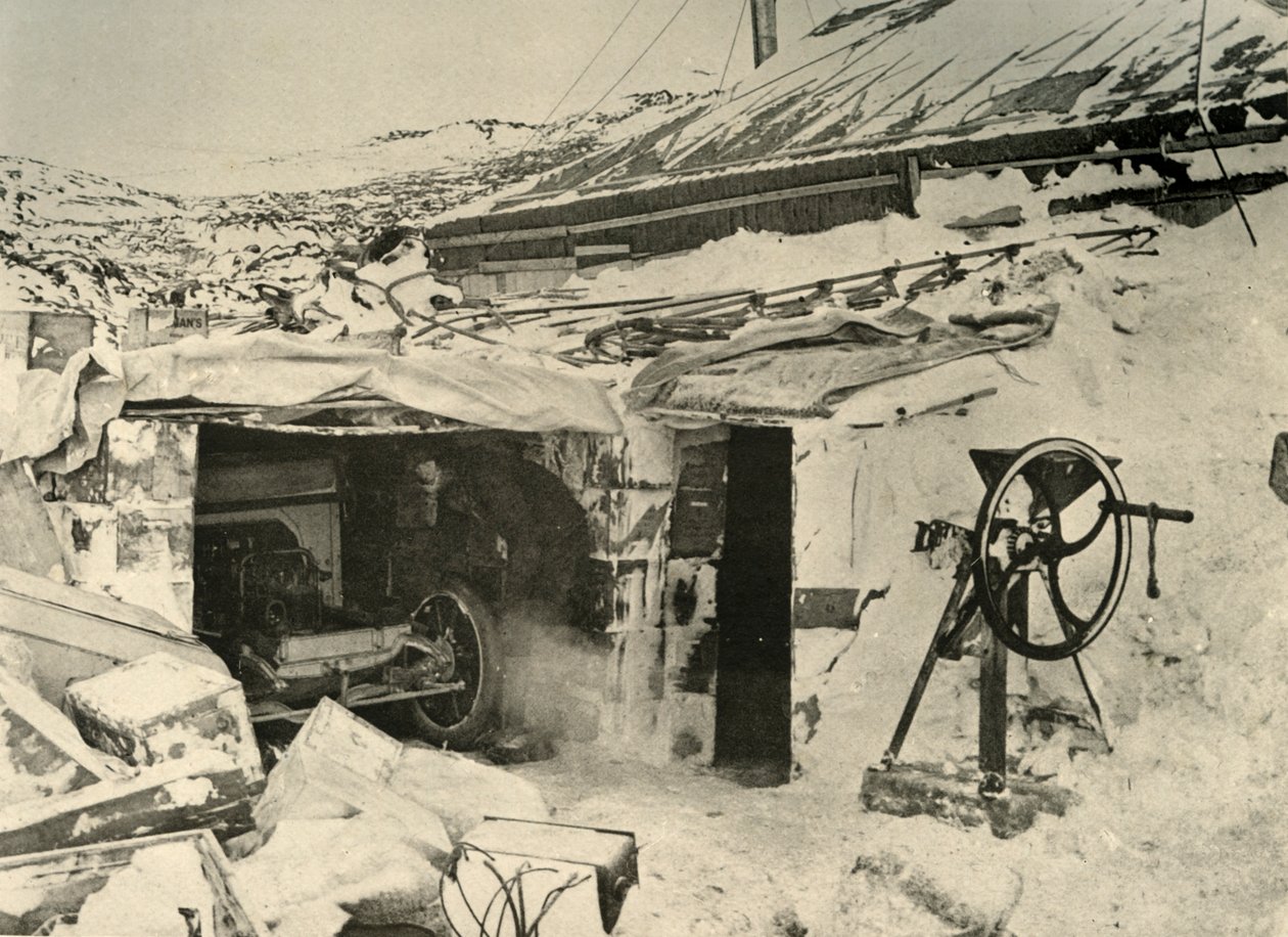 Auto v garáži a drtič kukuřice vpravo, c1908, 1909. od Unbekannt