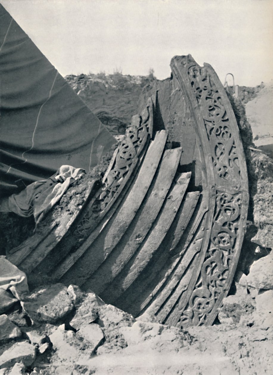Loď Oseberg v kopci, zobrazující řezbu na stonku a zábradlí, 1935 od Unbekannt