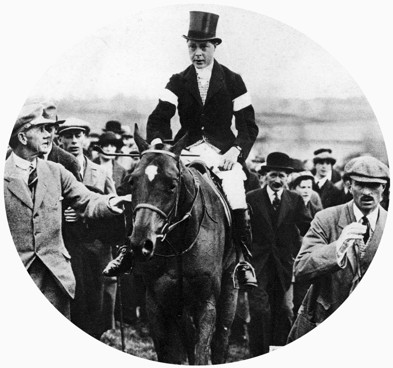 Princ z Walesu na Grafton Hunt Races on Pet Dog, c1930 od Unbekannt