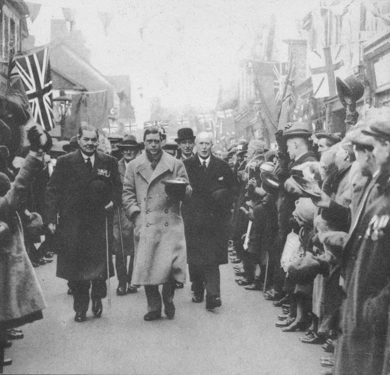 Princ z Walesu pozdraven lidmi z Porth, Glamorgan, během návštěvy Walesu, 1932 1936 od Unbekannt