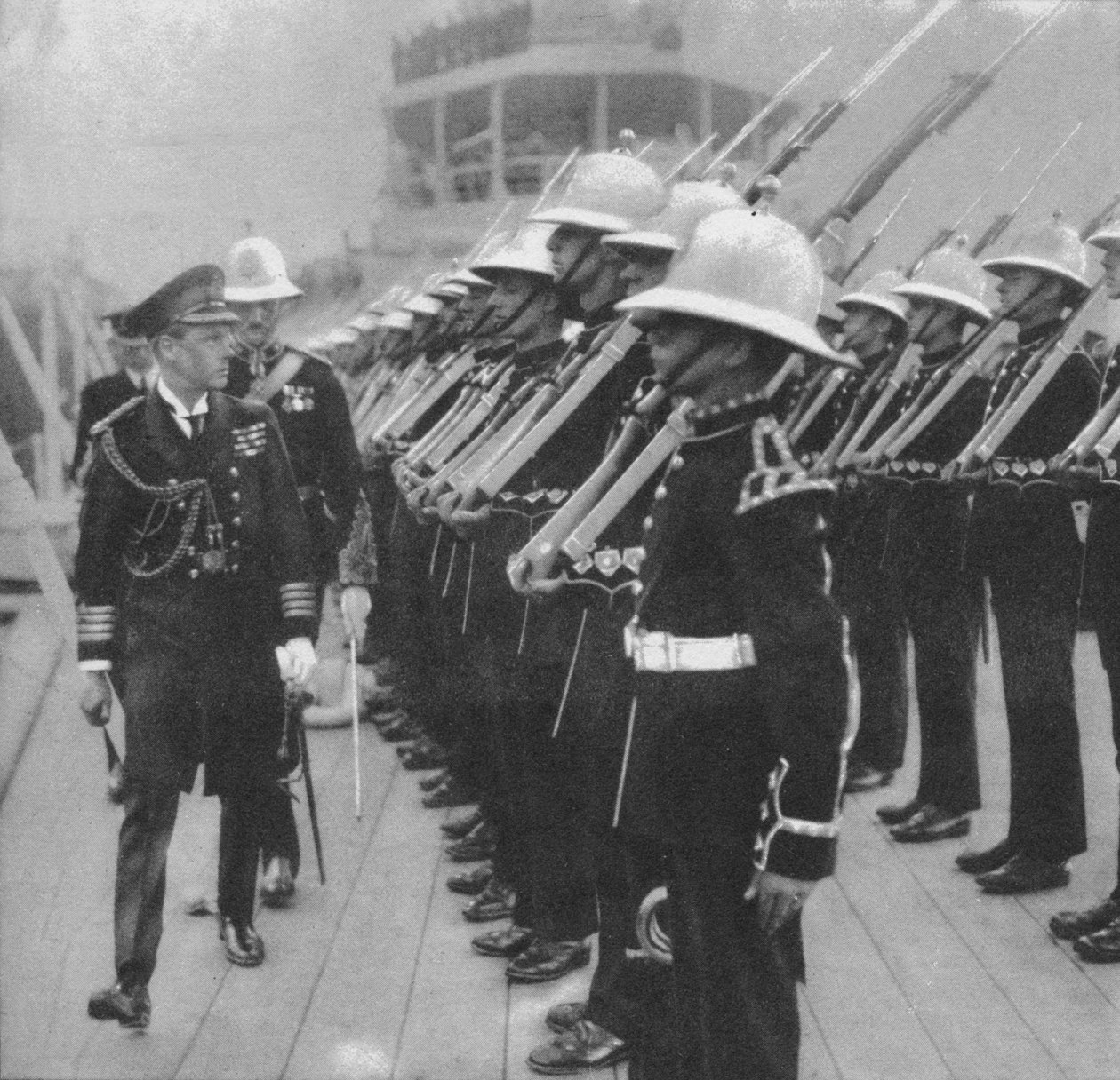 Princ z Walesu kontroluje námořní pěchotu v Portsmouth, Hampshire, 1921 1936 od Unbekannt