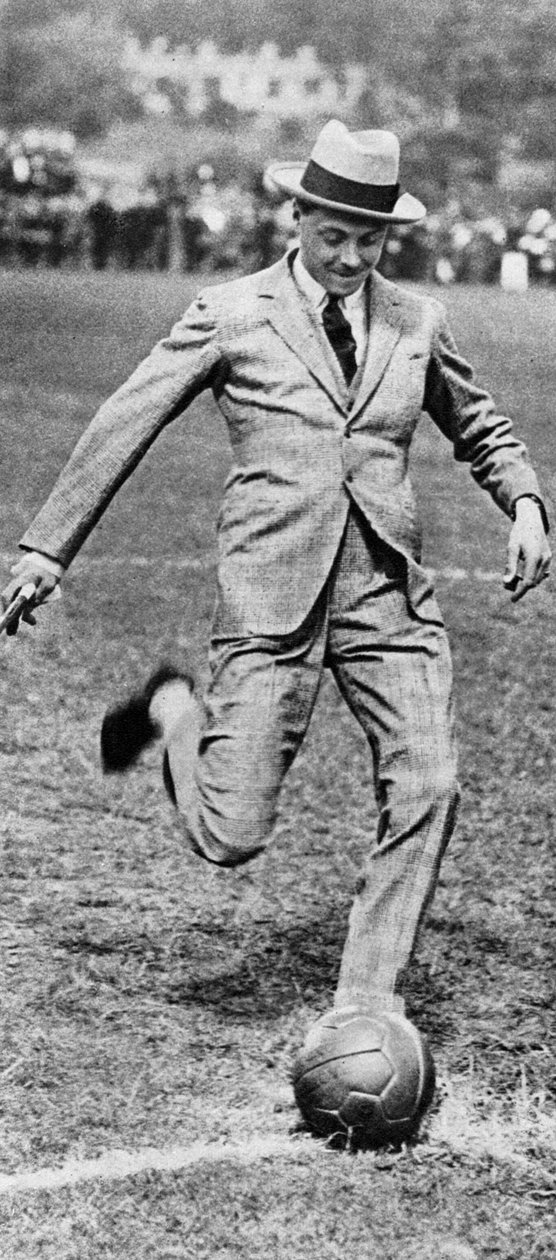 Princ z Walesu zahajuje fotbalový zápas Spurs versus Fulham, 1921 od Unbekannt
