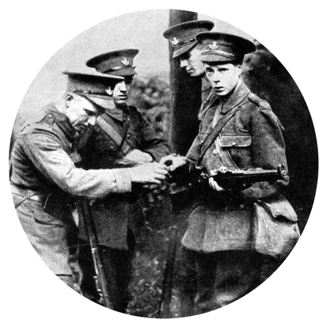 Princ z Walesu nabíjející pušku v Grenadiers, první světová válka, 1914 od Unbekannt