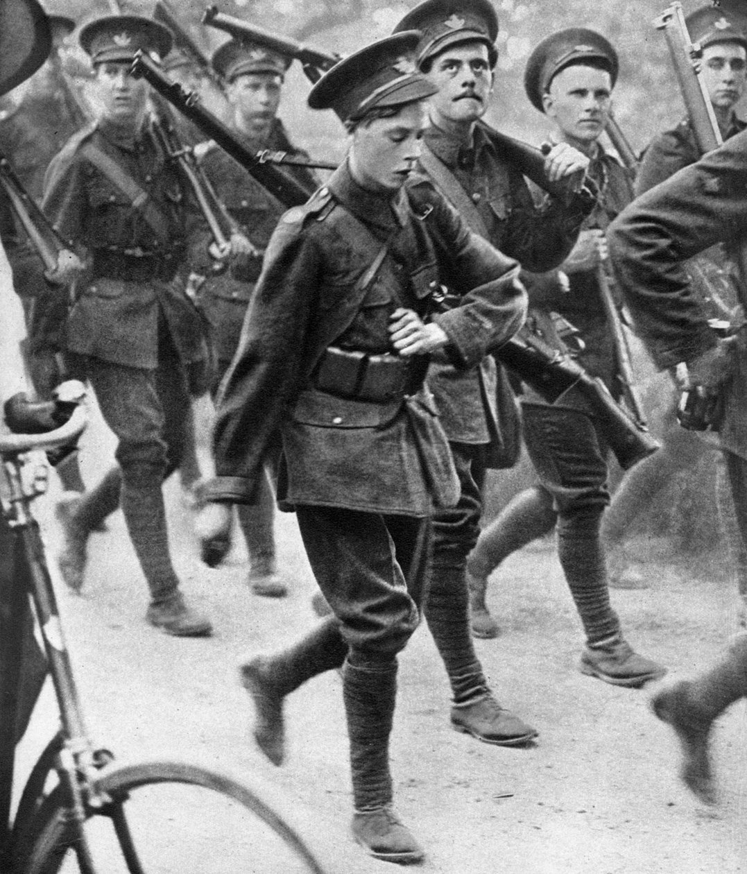 Princ z Walesu pochoduje s Oxford University Officers Training Corps, c1910 od Unbekannt