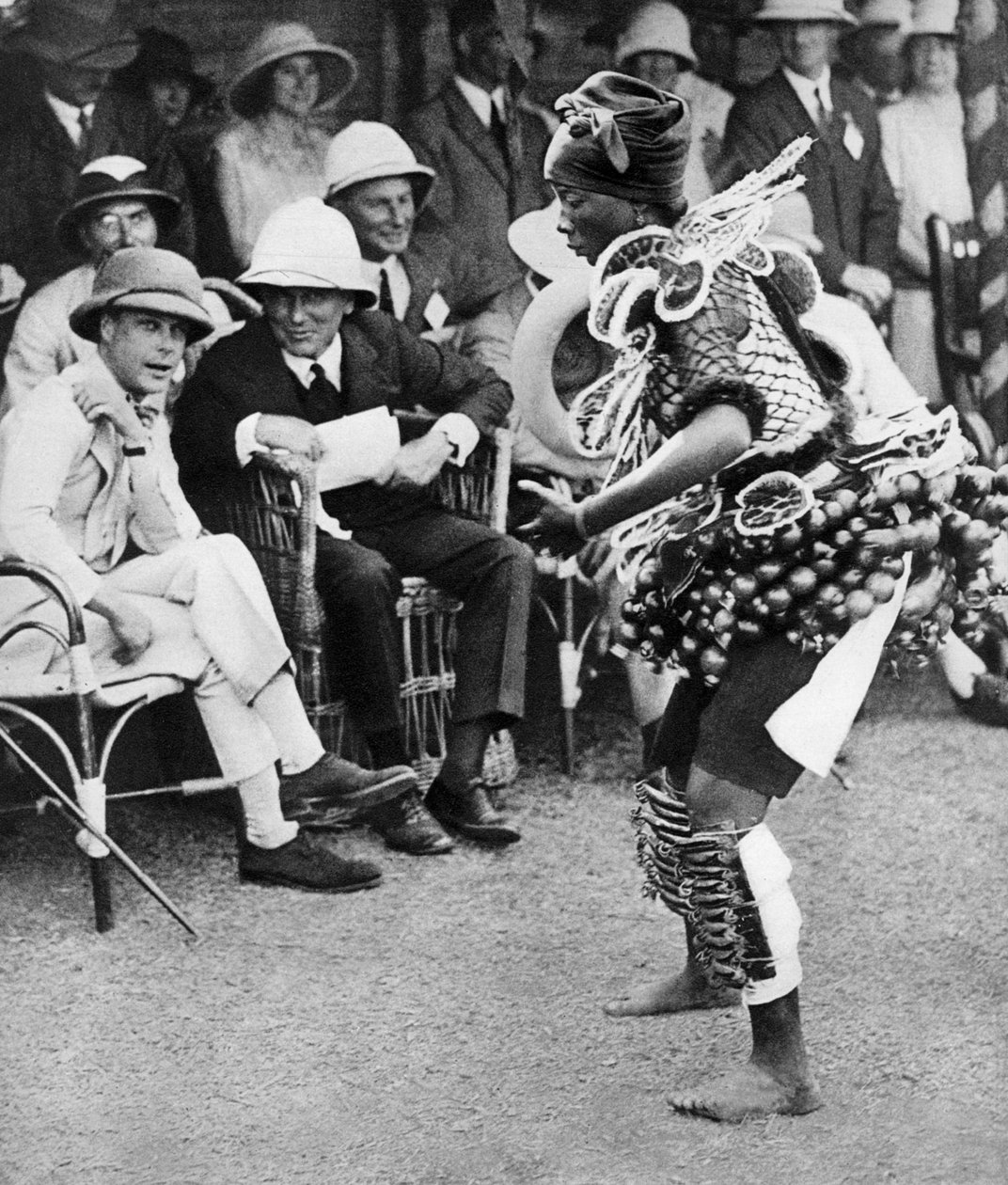 Princ z Walesu sleduje tradiční tanec, Freetown, Sierra Leone, 1925 od Unbekannt