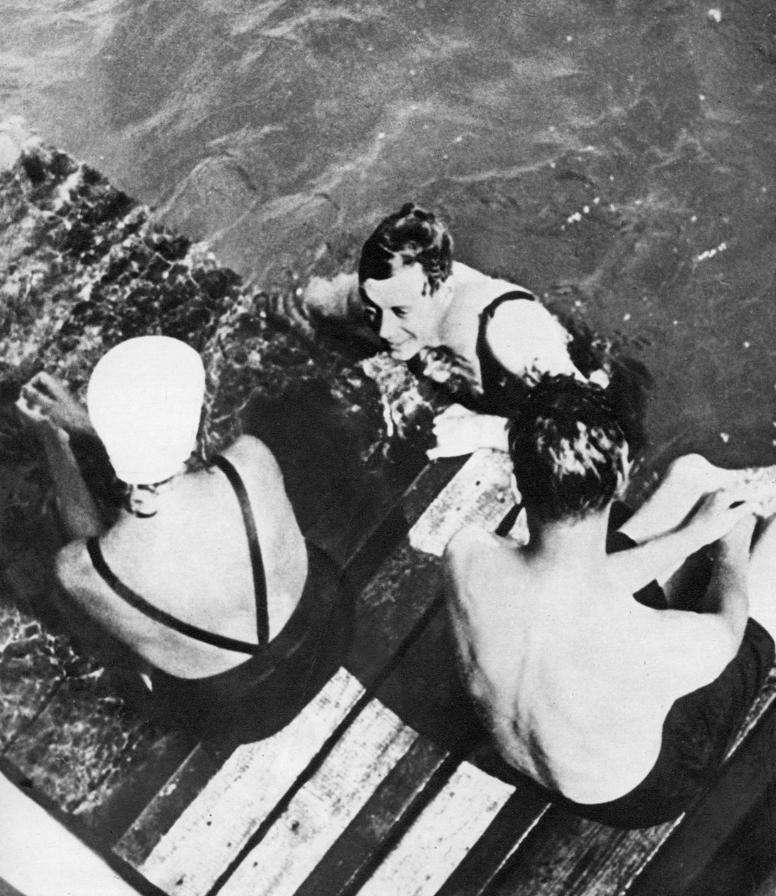 Princ z Walesu s přáteli na voru, Riviera, c1930 od Unbekannt