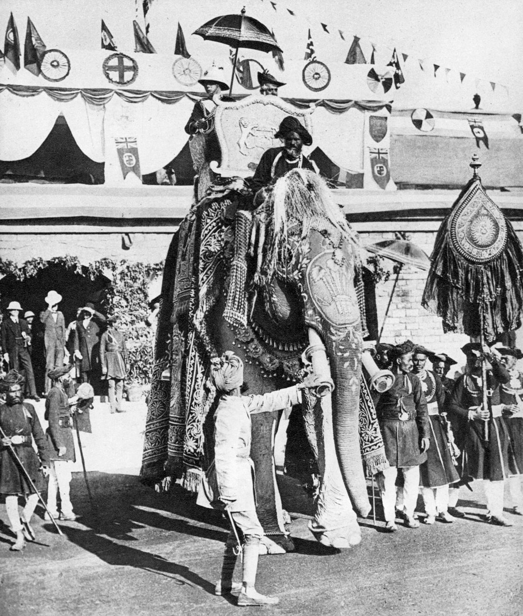 Princ z Walesu s mahárádžou z Gwalioru během jeho indického turné v roce 1921. od Unbekannt