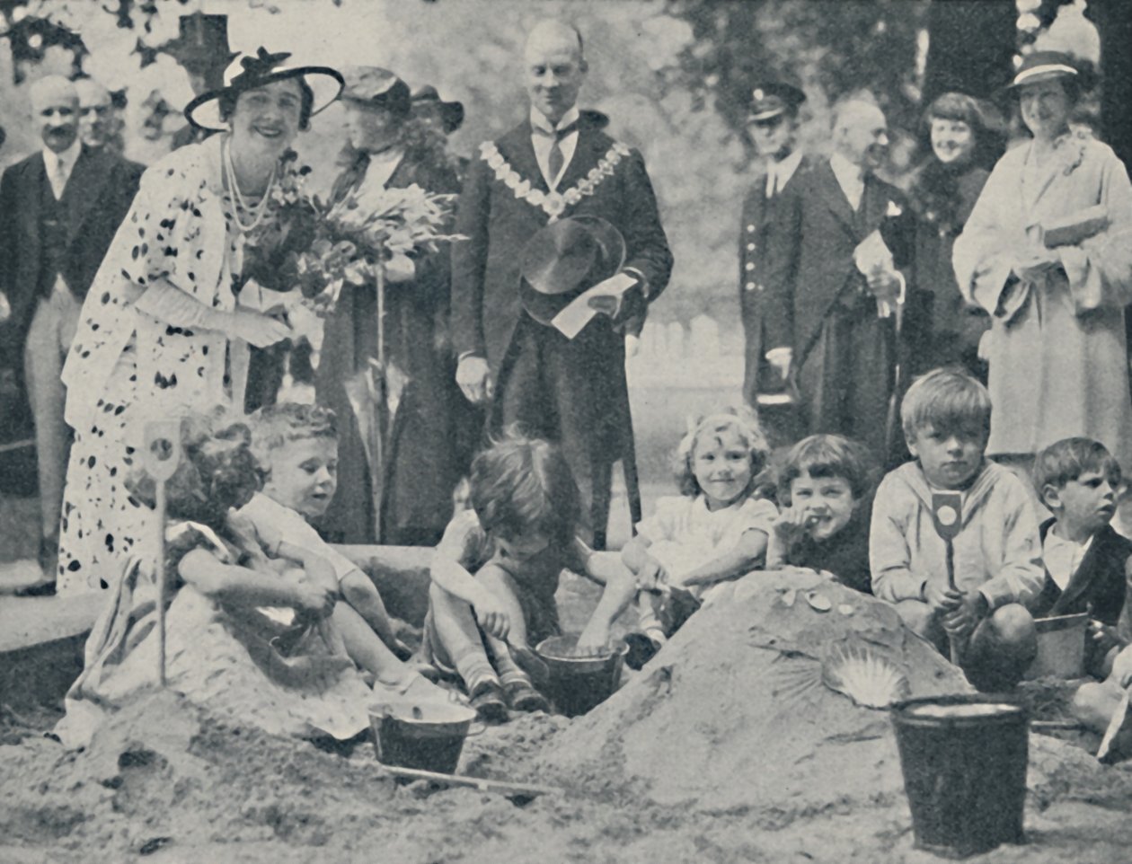 Královna otevírá dětské hřiště, 1936, 1937. od Unbekannt
