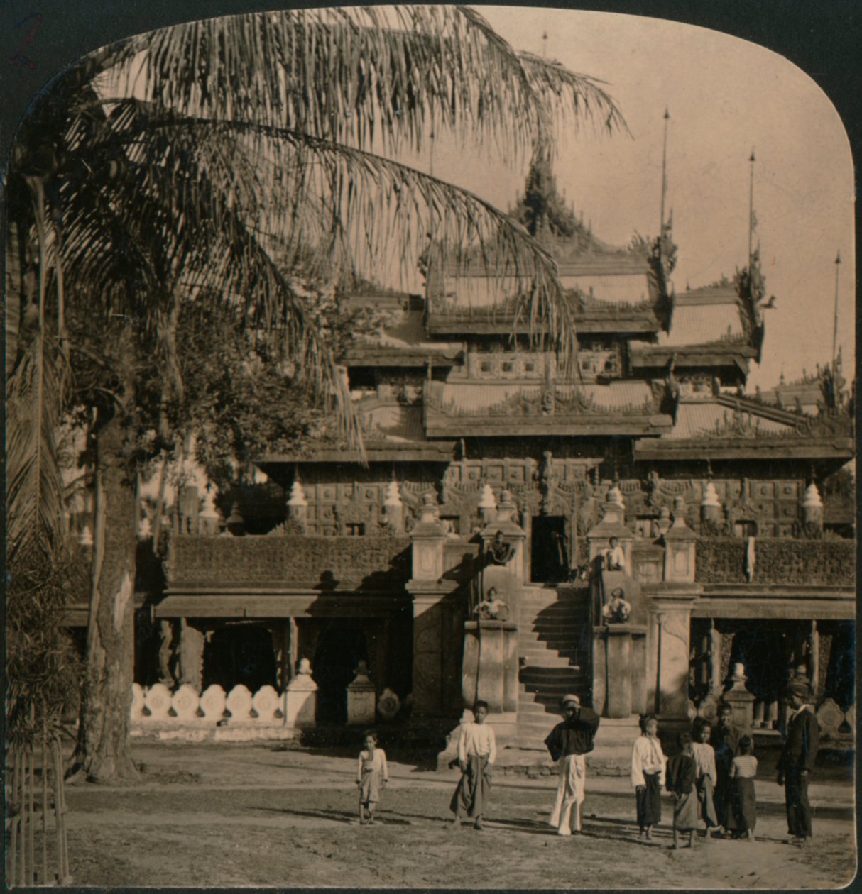 The Queens Golden Monastery, klenot orientální architektury, Mandalay, Barma, 1907 od Unbekannt