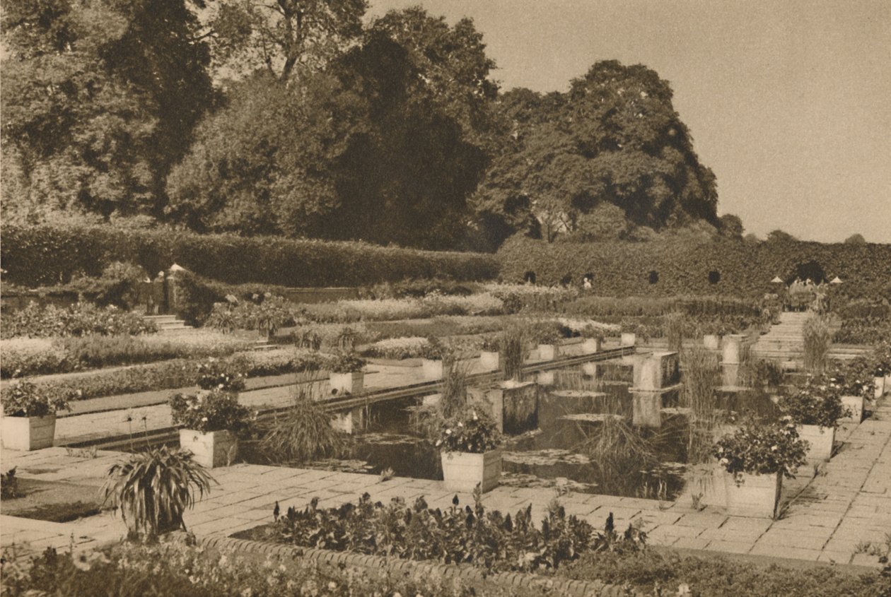 Ticho holandské zahrady v Kensingtonském paláci střežené zamčenými branami, c1935. od Unbekannt