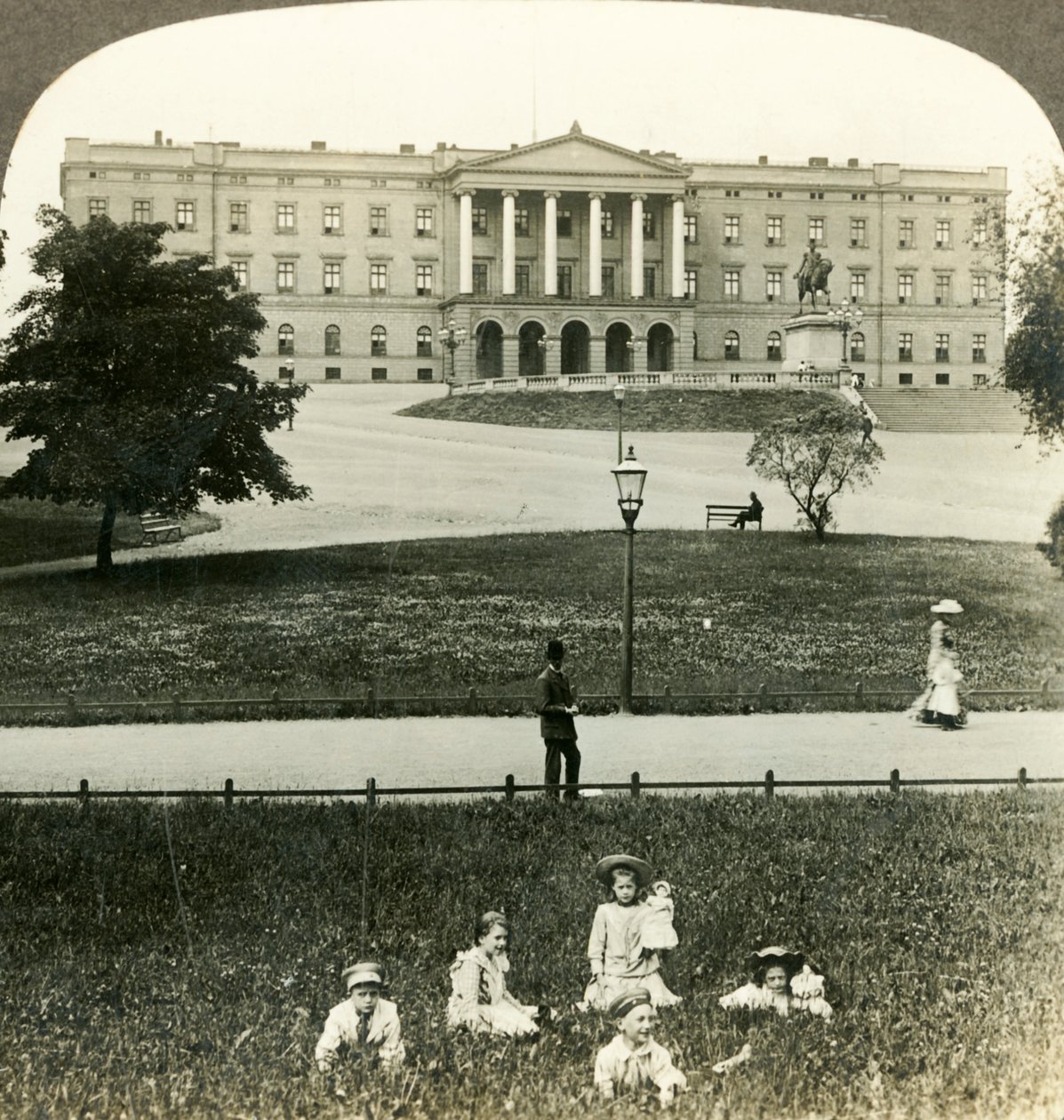 Královský palác S.E. průčelí a socha krále Karla XIV. Bernadotte Christiania, Norsko, c od Unbekannt