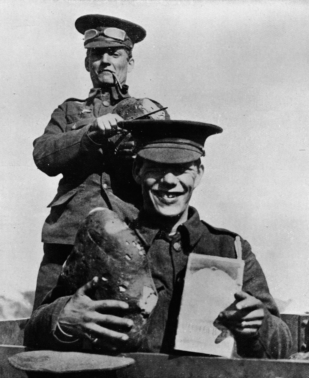 The Soldier and his Rations: Fotografie pořízená v jednom z britských táborů ve Francii, 1914 od Unbekannt